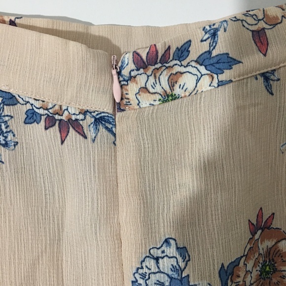 Sold🚫 En Creme Floral Hi-Low skirt - Picture 4 of 5